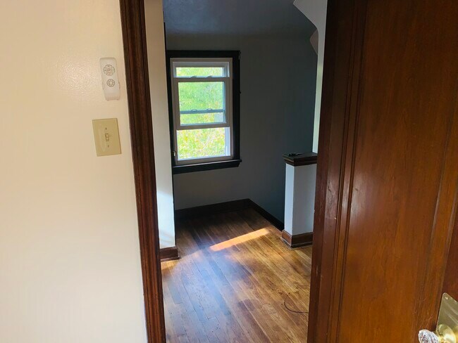 Building Photo - 1015 Willow Dr