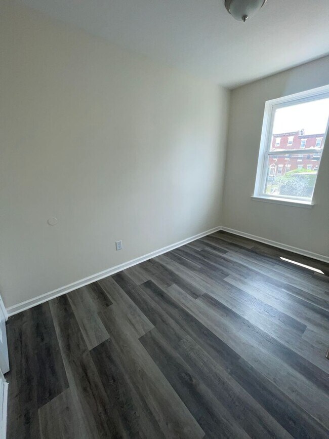 Building Photo - 3-Bedroom Home with Modern Finishes & Spacious Backyard