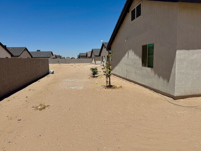 Building Photo - Three Bedroom Two Bath San Luis Home in Los Mezsquites