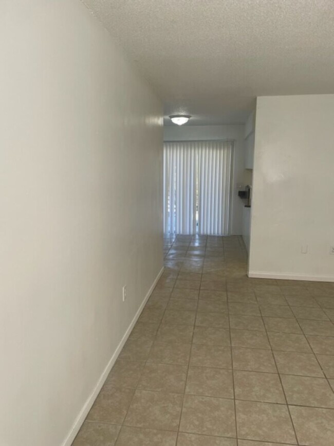 Building Photo - Large One Bedroom Condo