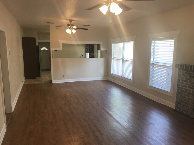 Building Photo - 3/2 Historic North Hyde Park Bungalow