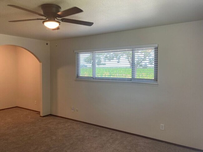 Building Photo - Turlock Country Living 3 Bedroom 2 Bath Home