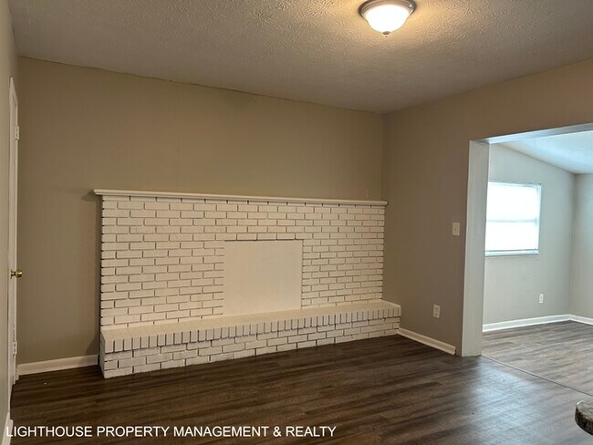 Building Photo - Spacious 4 Bed/2 Bath Home with HUGE Fence...