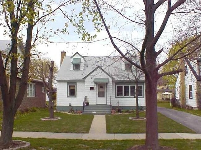 Primary Photo - Freshly painted 4 bedroom/2 bathroom home