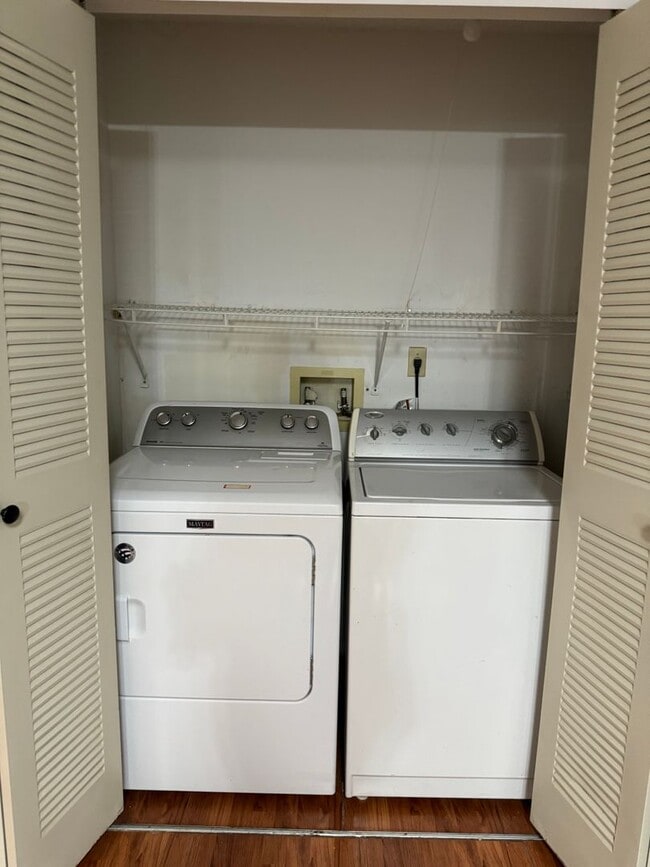 Building Photo - Spacious 3 bedroom, 2 bathrooms multiplex unit.