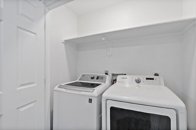 Building Photo - Remodeled 2 Bedroom 2 Bathroom Apartment.