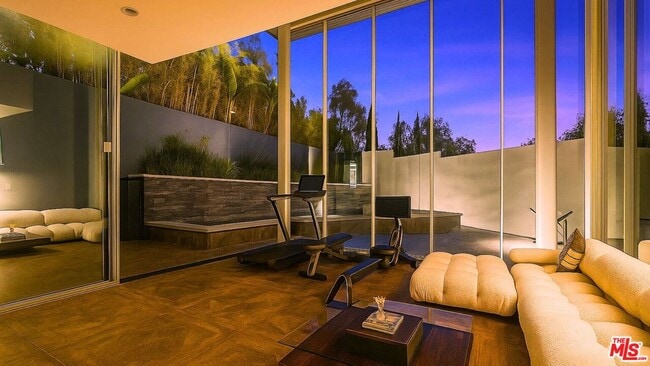 Building Photo - 9400 Readcrest Dr