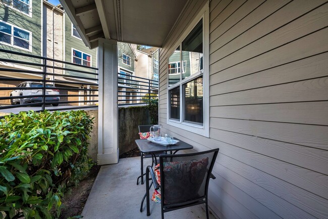Building Photo - 2 bd 1.75 bath Lynnwood Townhome  availabl...