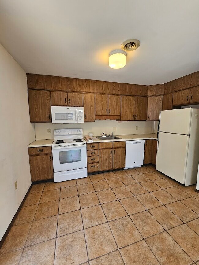 Building Photo - 915 Southgate Dr