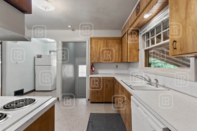 Building Photo - 808 E Mission Ave