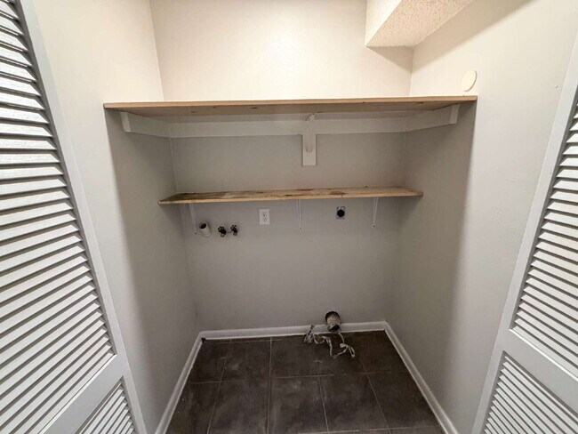 Building Photo - "Charming 3-Bedroom Home with 2 Full Baths in Prime Lakeland Location!"