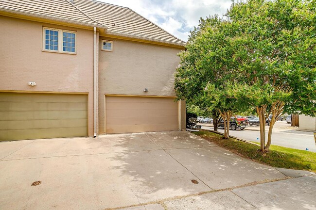 Building Photo - Spacious Townhome Steps Off Camp Bowie!