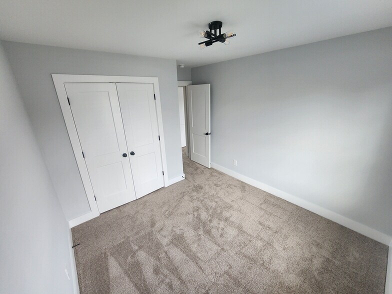 Building Photo - Room in Townhome on St James St NW