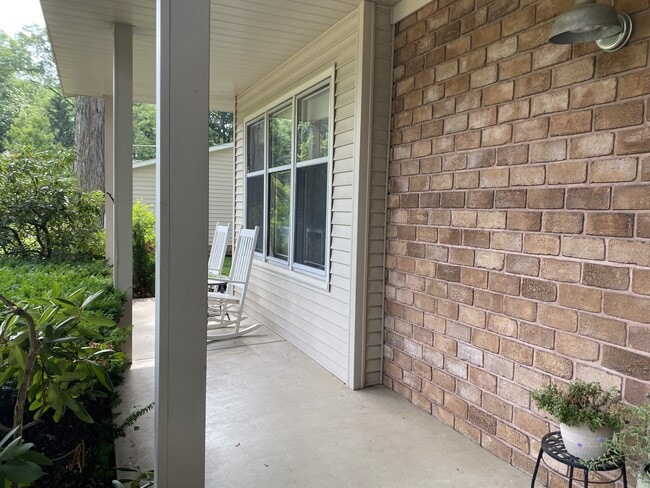 Building Photo - 1008 Forest Hills Dr