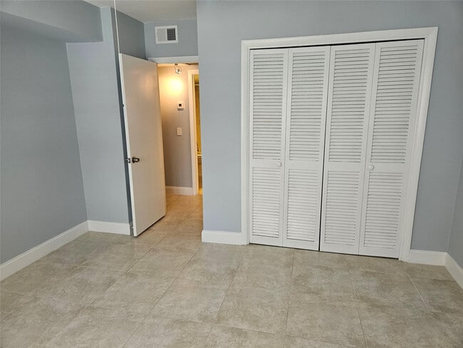 Building Photo - 669 W Oakland Park Blvd