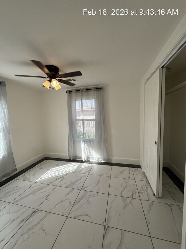 Building Photo - Woodlake Home! Available Now!