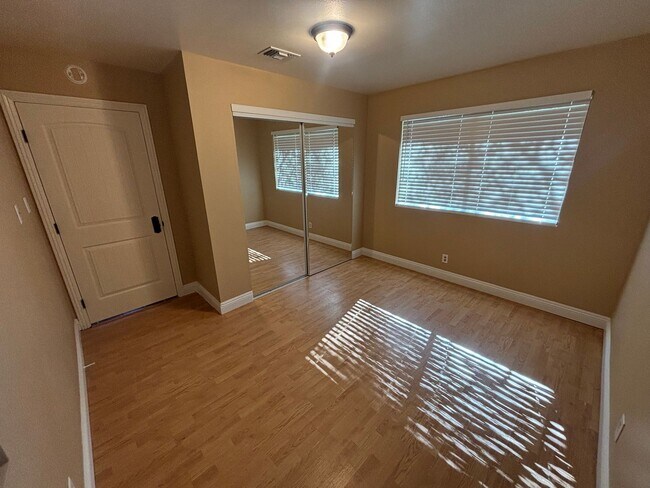 Building Photo - Single-Story Horse Property on 2 Acres in Canyon Country!