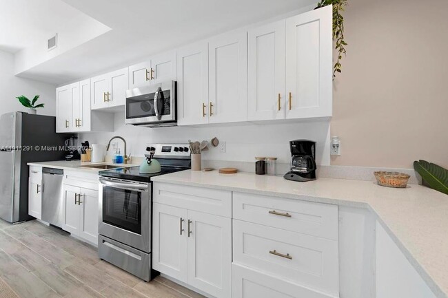 Building Photo - 5127 NW 5th Ave