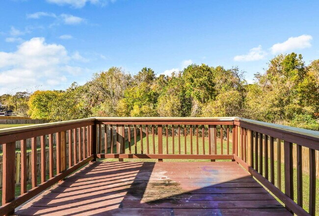 Building Photo - Amazing 3 bedroom 2 bathroom close to Fort...