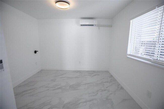 Building Photo - 1112 NE 17th Terrace