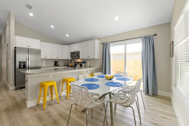 Building Photo - 1004 Josiah St