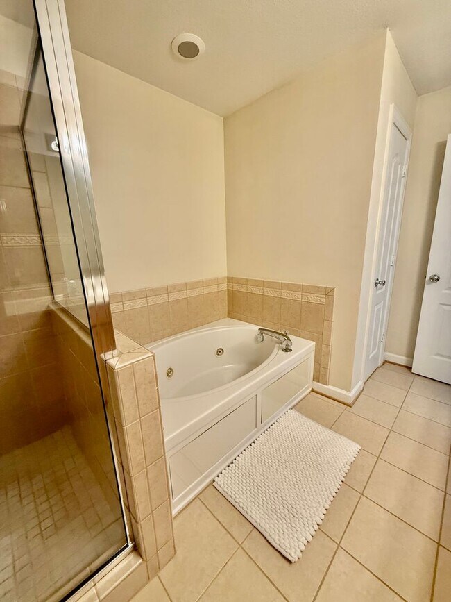 Building Photo - 3BD/3.5 Condo with Garage & Backyard in Shadowlawn! Blocks to the Beach! AVAILABLE NOW!