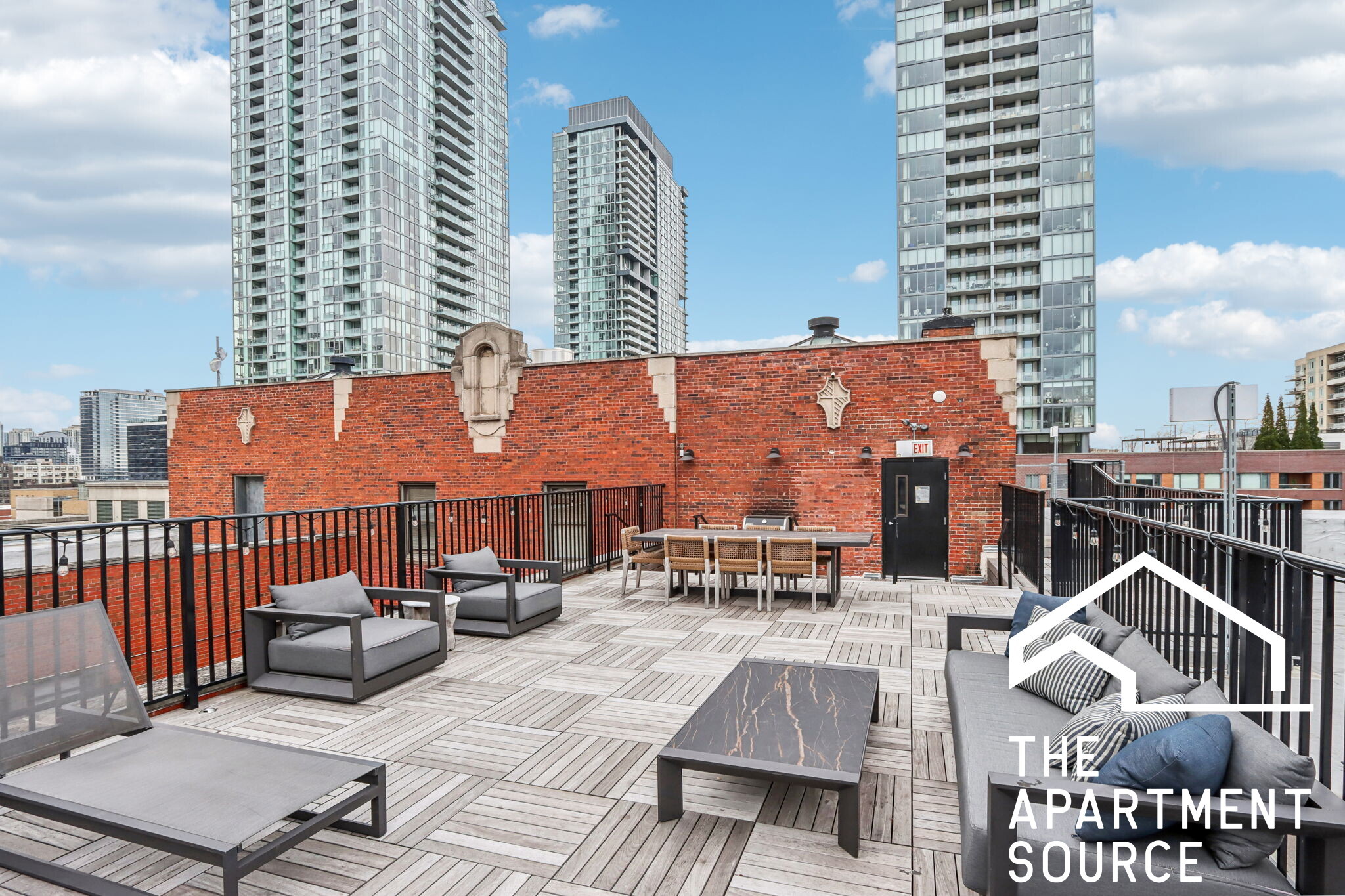 Building Photo - 1140 N La Salle Dr