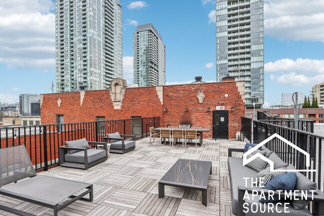 Building Photo - 1140 N La Salle Dr