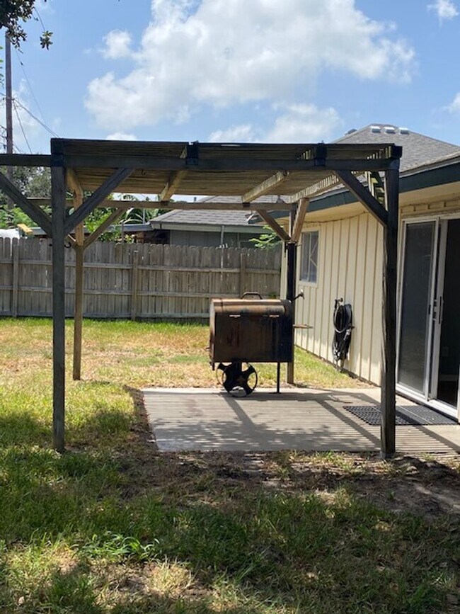 Building Photo - UPDATED HOME IN FLOUR BLUFF - OFFERING GRE...