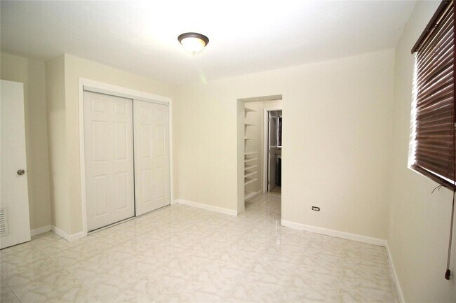 Building Photo - 3910 SW 61st Ave