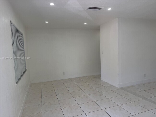 Building Photo - 732 SW 6th St