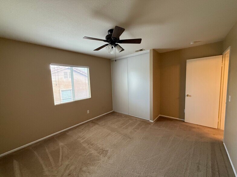 Building Photo - 590 Yarrow Dr