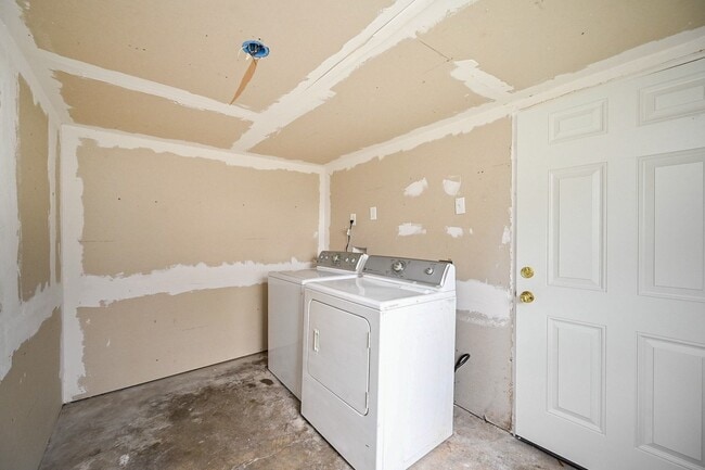 Building Photo - 314 W Hart Ave