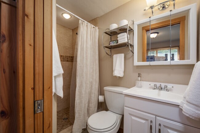 Building Photo - 225 Hi Country Dr