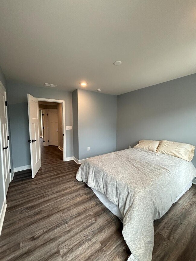 Building Photo - 300 Golan Cir