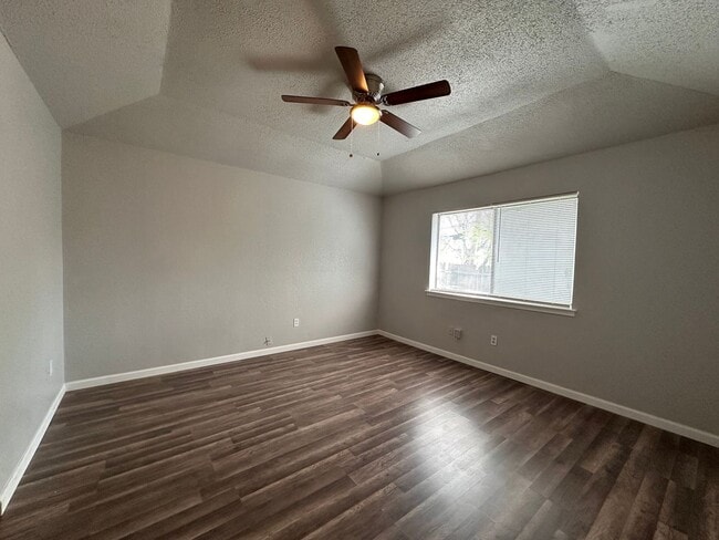 Building Photo - Spacious 3 bedroom, 2 full Bath Duplex Loc...