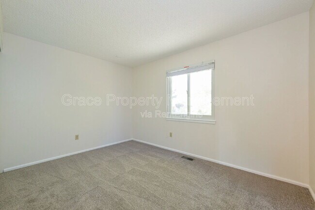 Building Photo - 580 E Kettle Ave