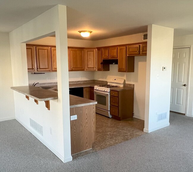 Building Photo - Spacious Townhome with 1-Car Garage & Pet-...