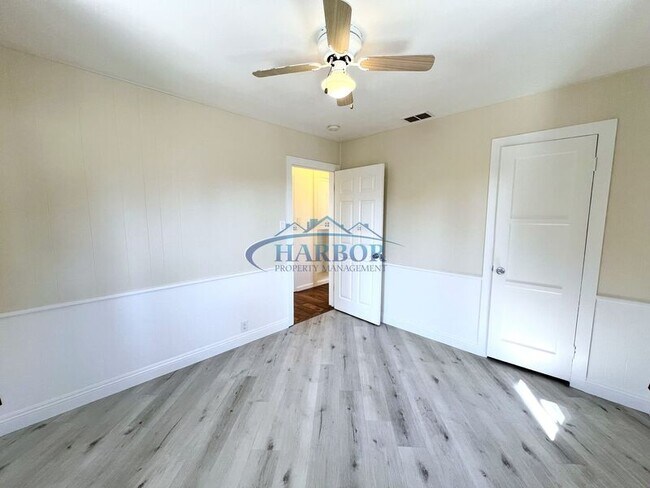 Building Photo - 5933 Dagwood Ave