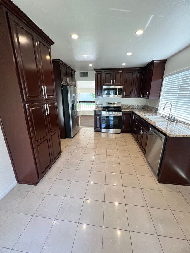 Building Photo - Camarillo - Four bedroom, 2.5 bathroom, plus loft