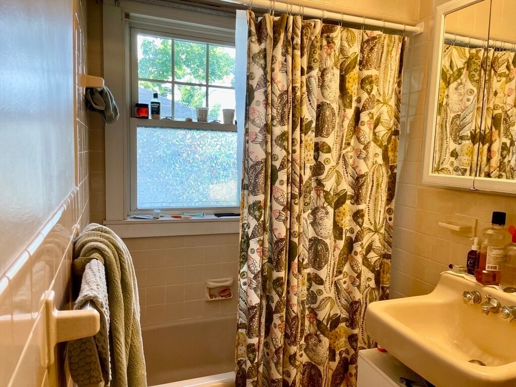 Building Photo - 49 Bridges Ave