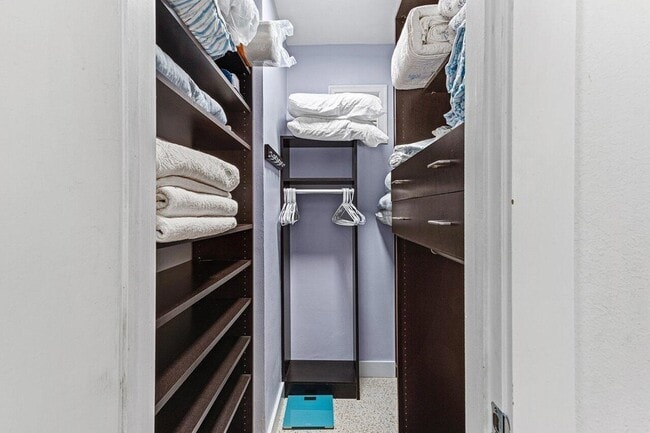 Building Photo - 340 NE 7th Ave