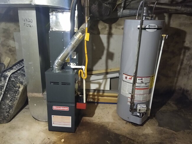 Building Photo - 655 N Yewdall St