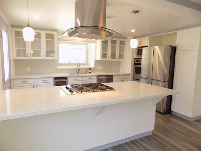 Building Photo - Ranch Style 1 Level, 3Bed/2Bath, Miraleste Pines, Custom Touches Everywhere