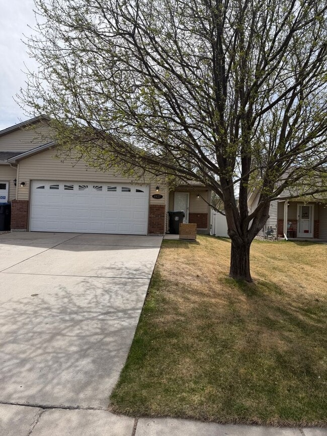 Building Photo - Roomy Midtown 3 bedroom 2 bath