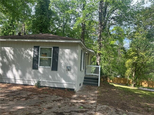 Building Photo - 1120 Rebel Forest Dr SE