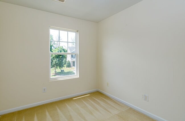 Building Photo - Maintenance-Free beautiful  3 bedroom 2.5 bath townhouse in Burlington