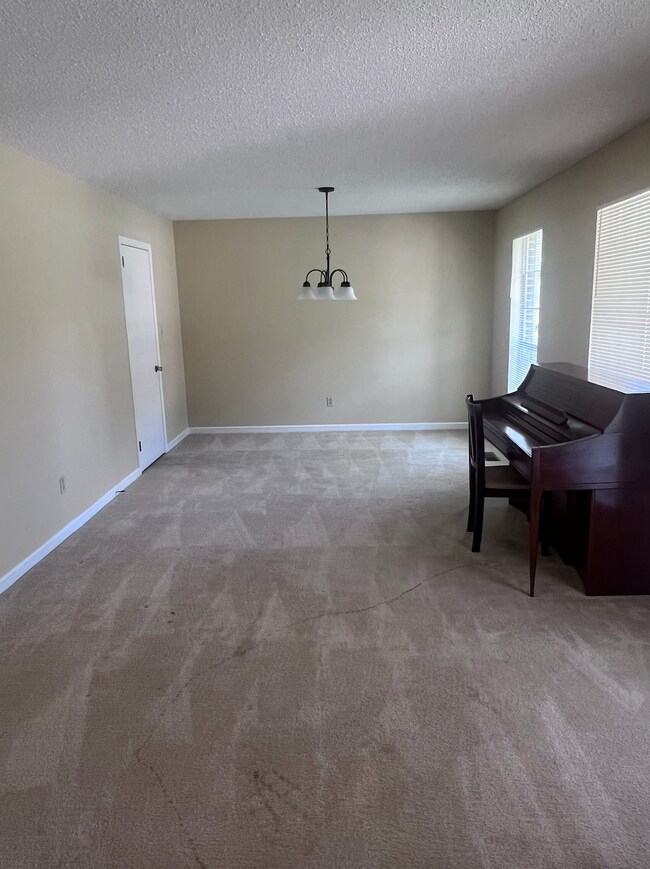 Building Photo - 8 Royal Coach Cir