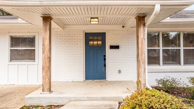 Building Photo - 2420 Durwood-