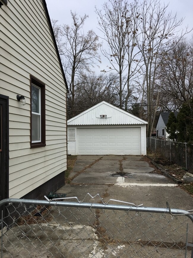 Building Photo - 3 Bedroom Bungalow in Eastpointe, MI - Sec. 8 OK